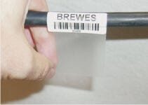 Fahnenschild aus Folie an Kabel zur Kabelkennzeichnung
