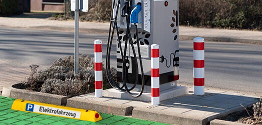 Ladestation für Elektroautos mit Parkstopp, Absperrsäulen und Kennzeichnung