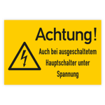 Warnschild mit Blitz und Aufdruck "Achtung! Auch bei ausgeschaltetem Hauptschalter unter Spannung"