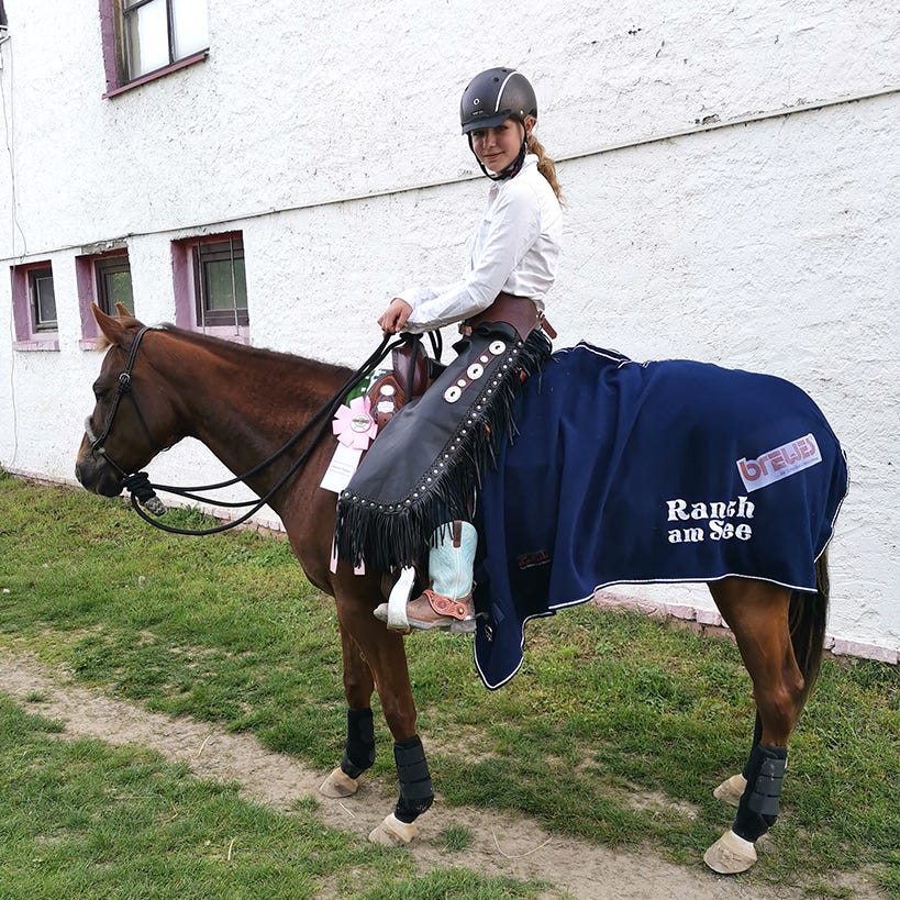 Reiterin auf Pferd