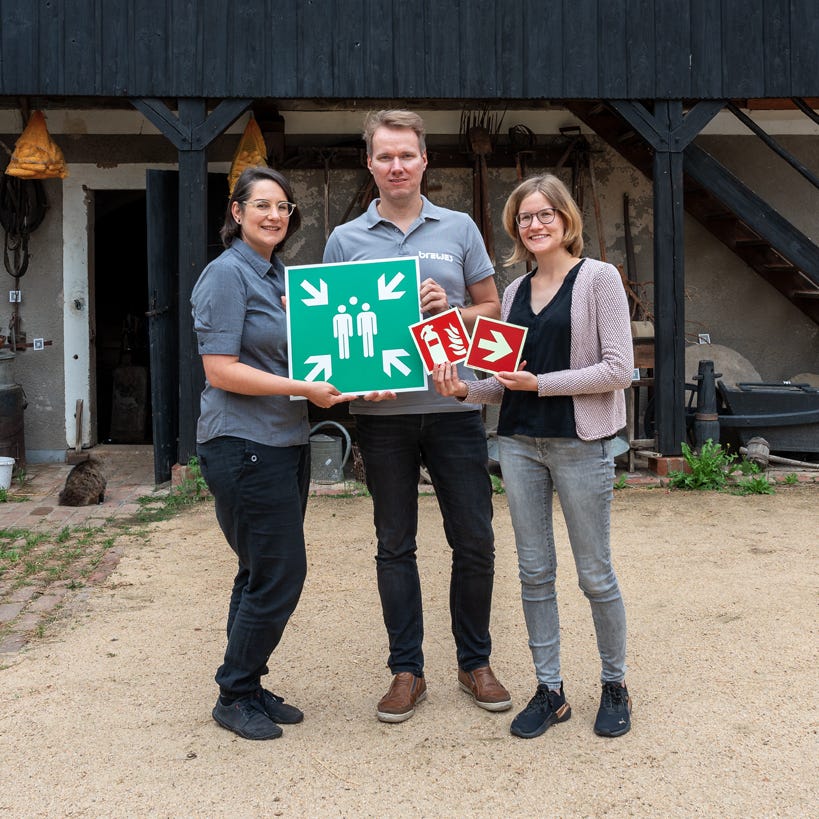 Übergabe neue Sicherheitsbeschilderung Das Dorfmuseum Markersdorf erhielt neue, langnachleuchtende Sicherheitsbeschilderung - druckfrisch aus der Brewes Produktion.