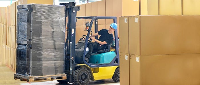 Gabelstapler transportiert Ware im Lager