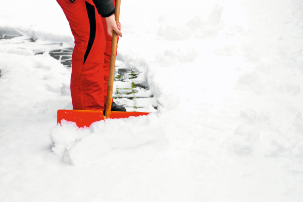 Wintersicher ohne Streusalz: Umweltfreundliche Streugut-Alternativen