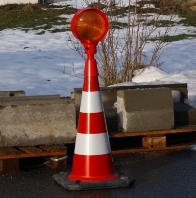 Wie Sie auf Baustellen mit Warneinrichtungen hinweisen 