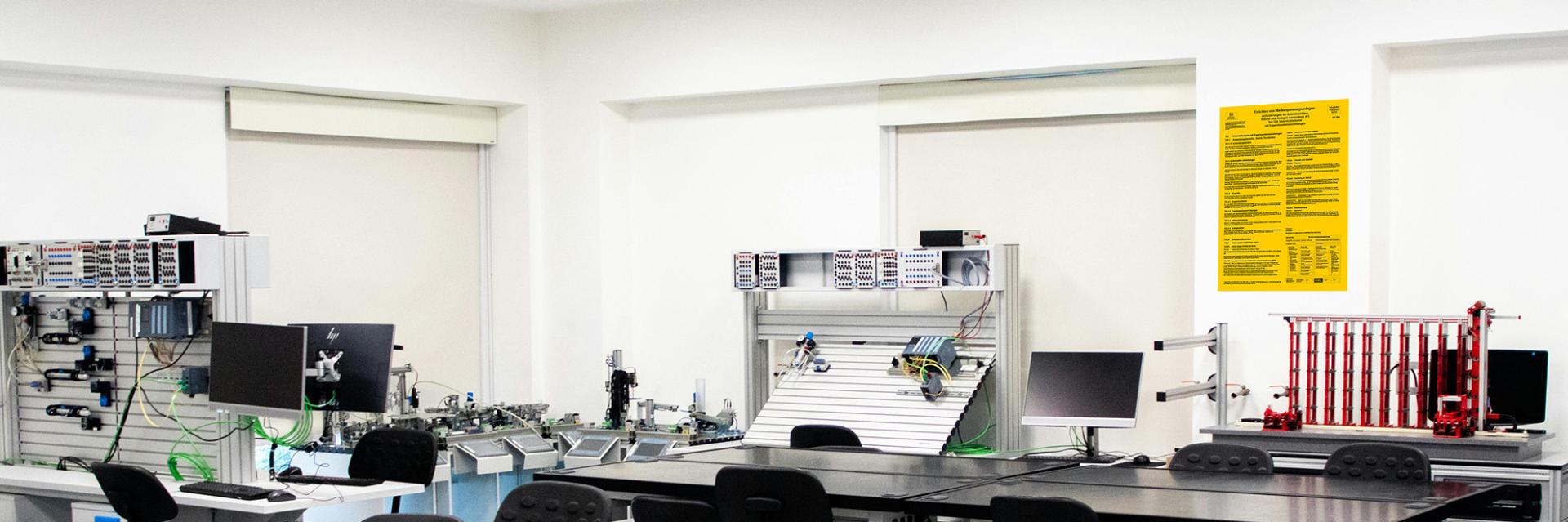 Sichere Experimente mit Strom: Richtlinien, Prüfungen und Aushänge 