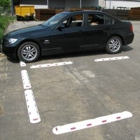 Parkschwellen im Einsatz auf einem Parkplatz